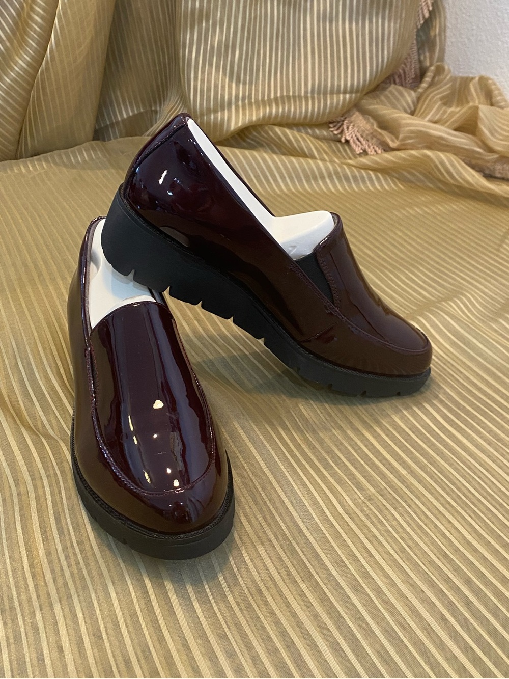 NWT EARTH women Burgundy brown Patent Glossy Leather platforms, size 7.5